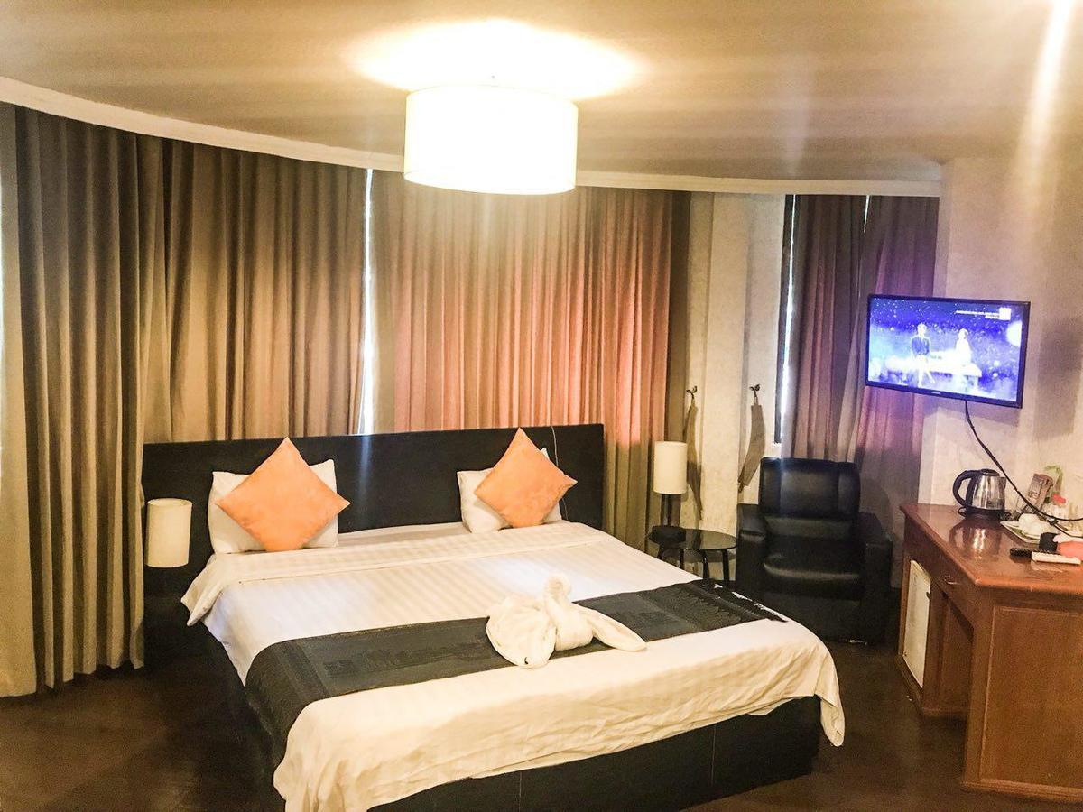 River Star Hotel Phnom Penh Exterior photo